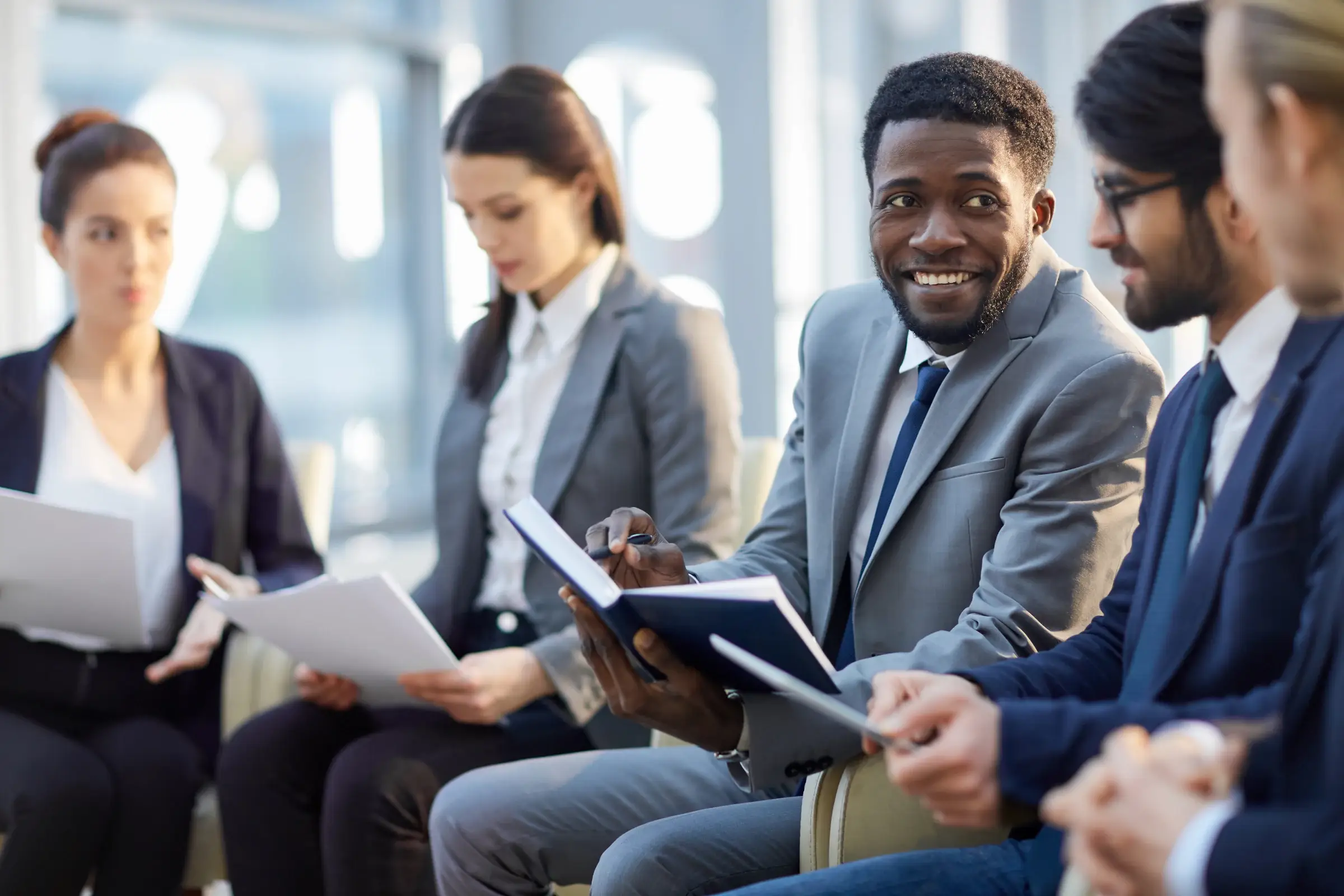 Professionnels réunis autour d’une discussion de travail
