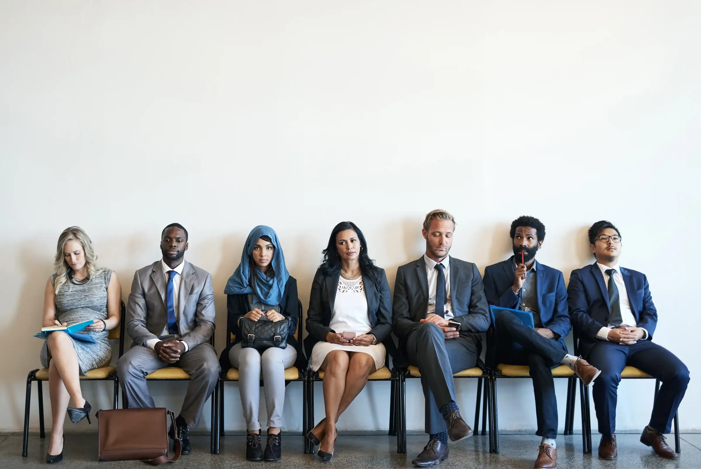 Groupe de personnes candidates dans une salle d’attente