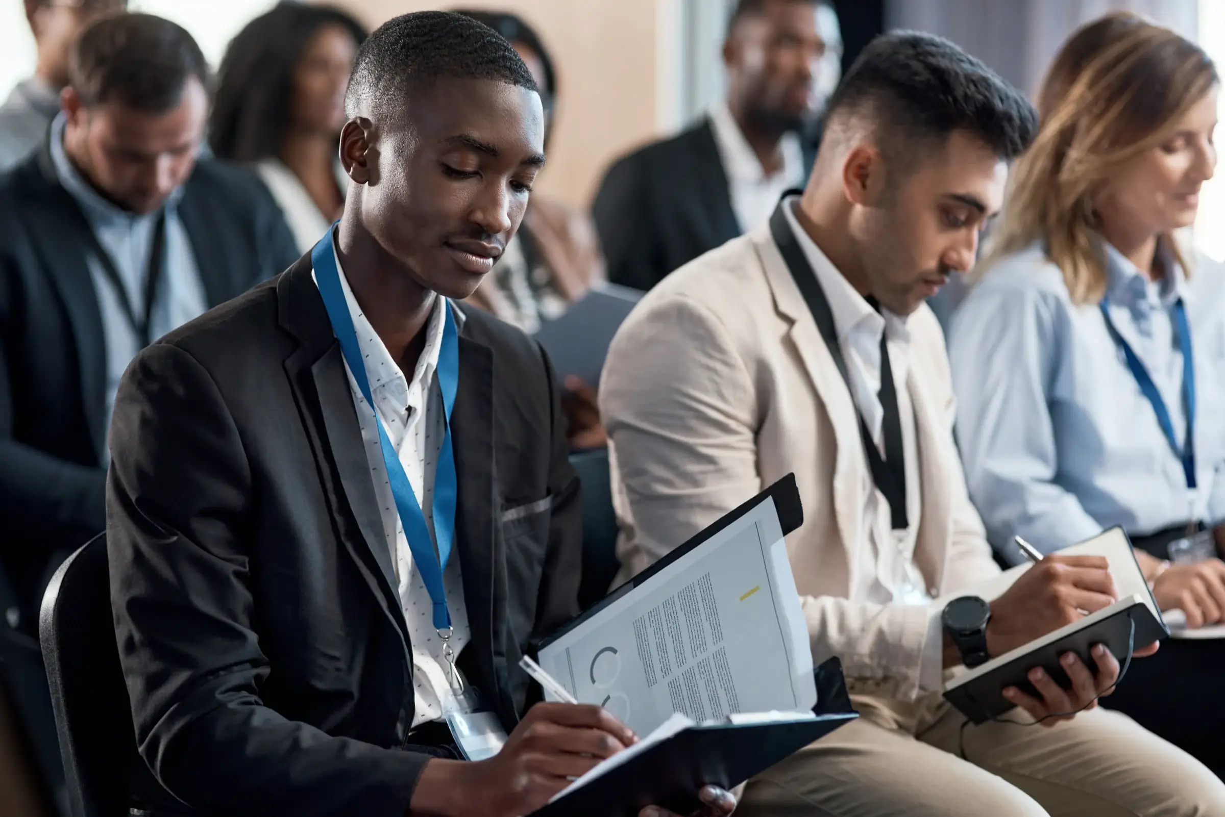 Équipe prenant des notes pendant une présentation