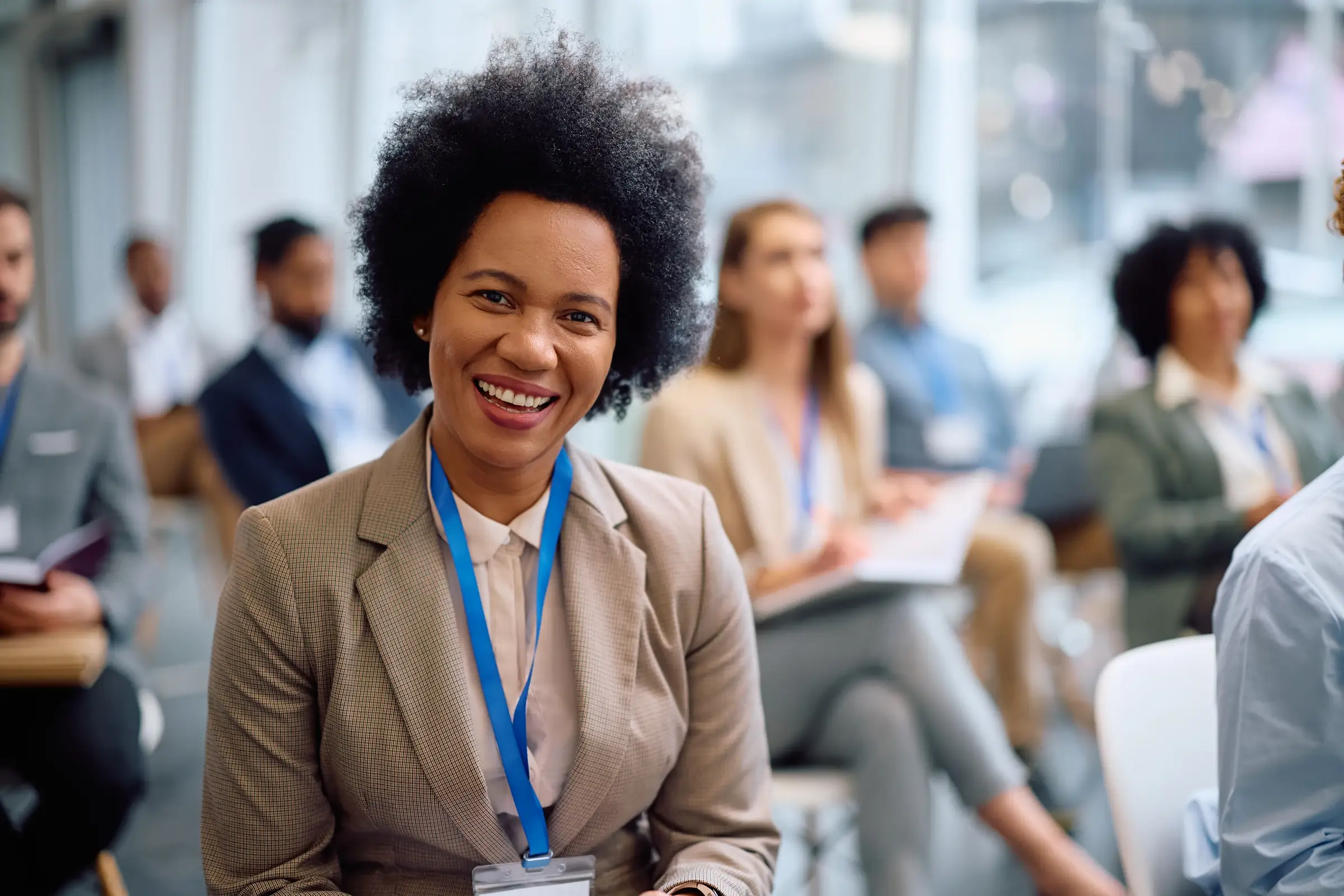 Professionnelle souriante lors d’une rencontre d’affaires