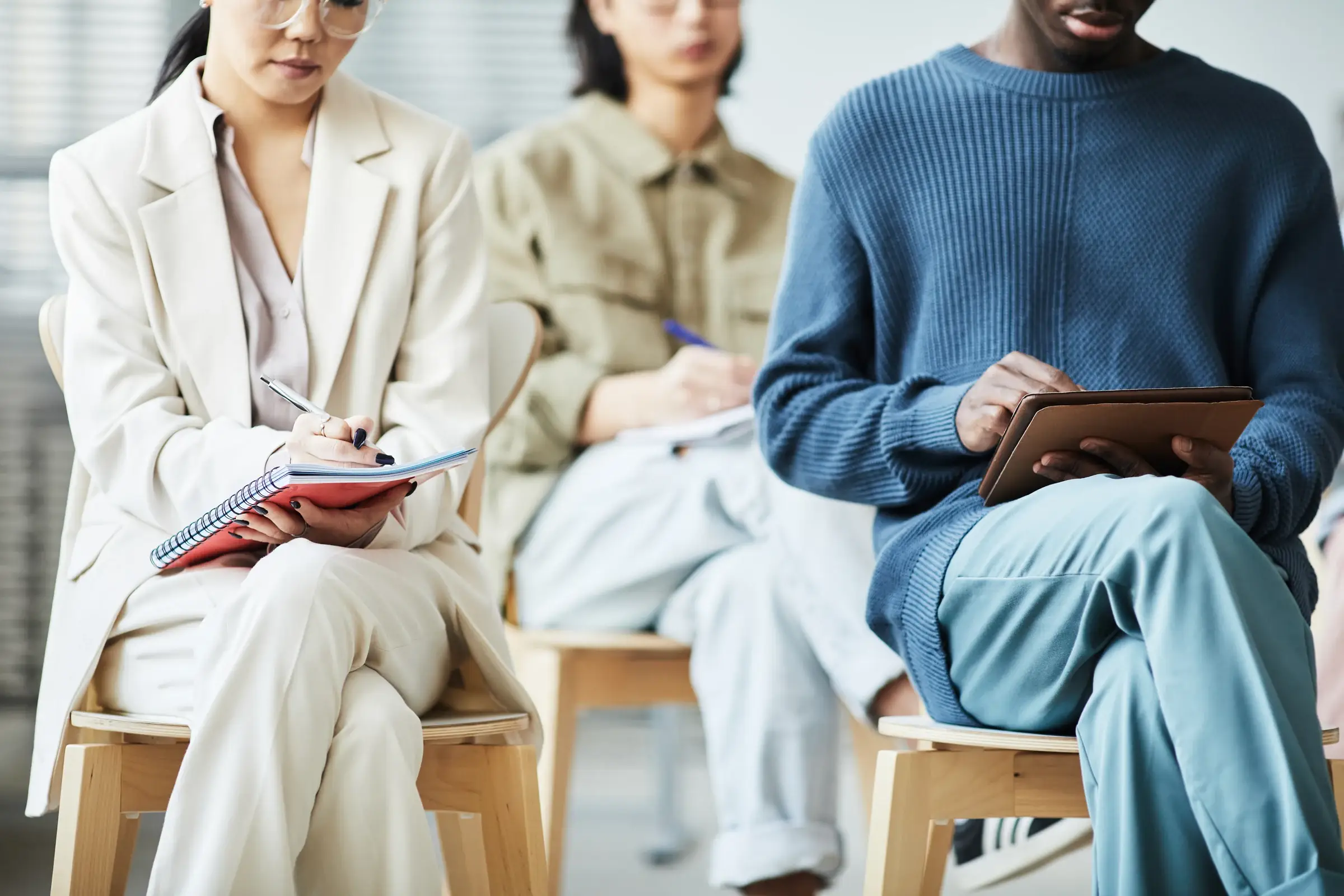 Professionnels prenant des notes pendant une séance de travail