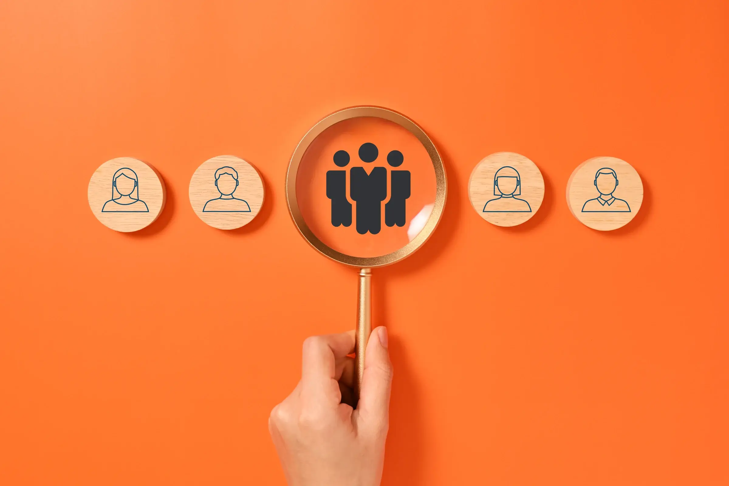 Loupe placée au-dessus d’un groupe de profils professionnels