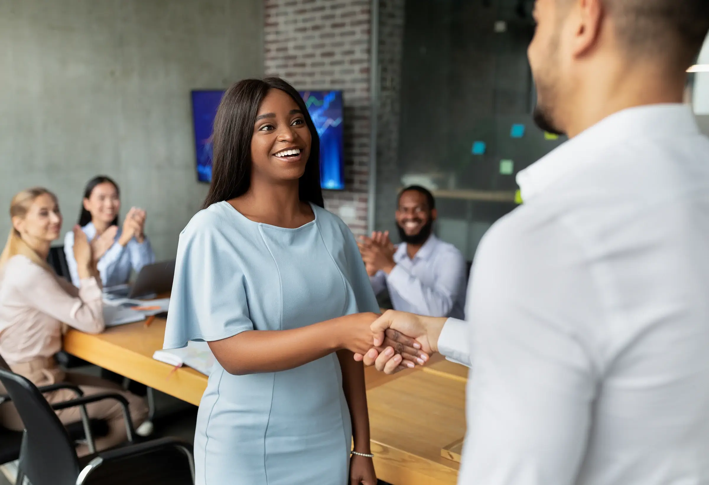 Professionnels se serrant la main après une rencontre