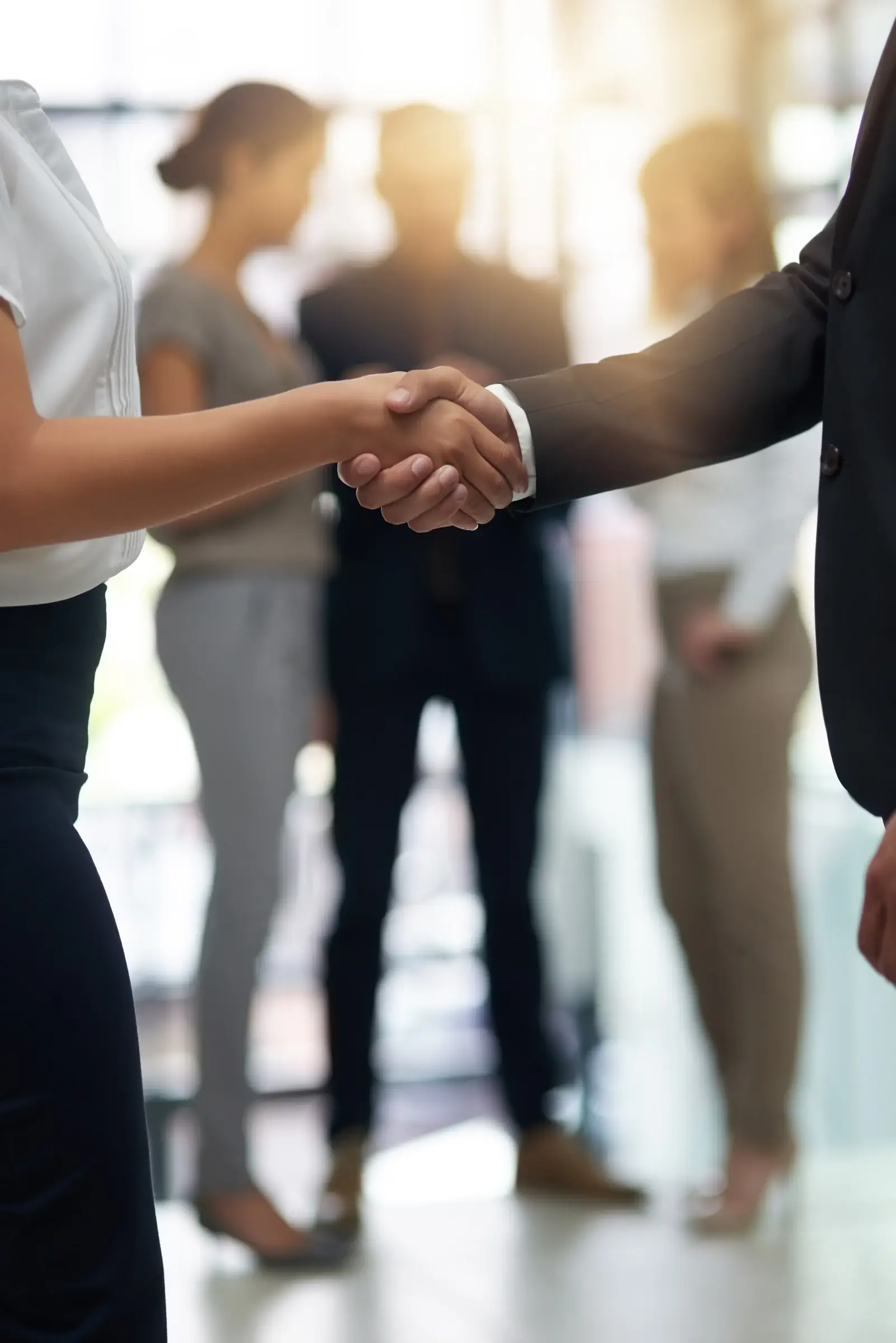 Poignée de main concluant une rencontre professionnelle